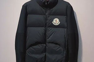 モンクレール ダウンジャケット 軽量