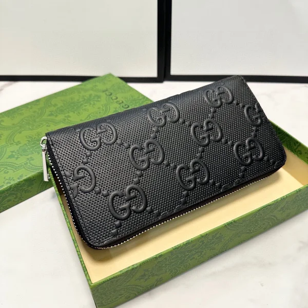 gucci 長財布 GGエンボス ラウンドファスナー
