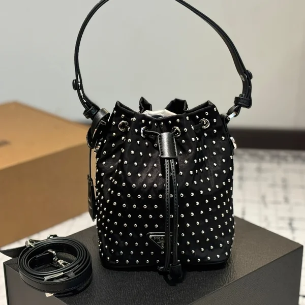 プラダ スタッズ バッグ ブラック
