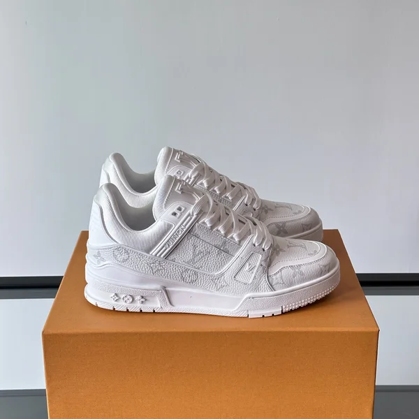 ルイヴィトン スニーカー 偽物