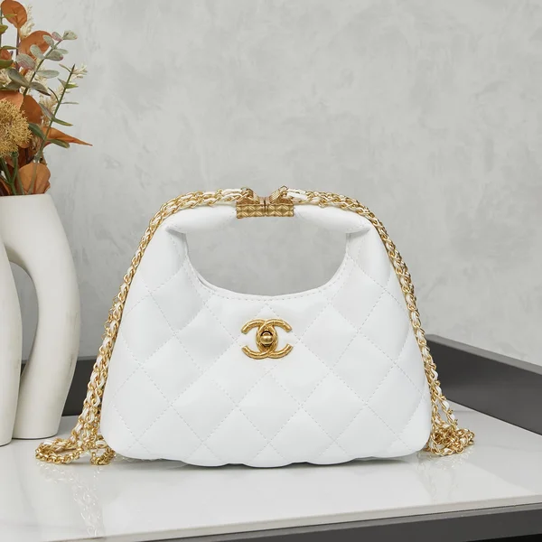 CHANEL スモールホーボーバッグ