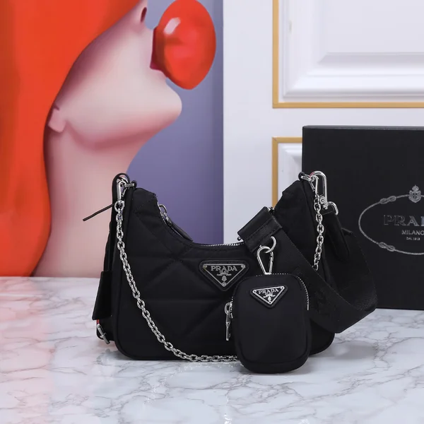 プラダ ショルダーバッグ 新作