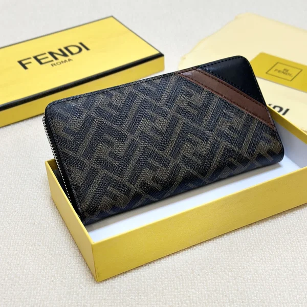 FENDI ラウンドファスナーズッカレザー 長財布