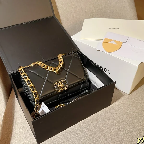 シャネル 19 チェーンショルダーバッグ
