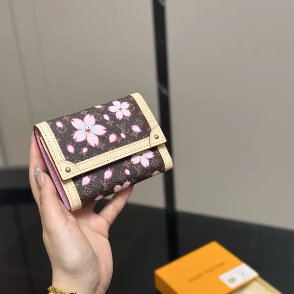 ルイヴィトン LV × TM ポルトフォイユ・ヴィクトリーヌ 三つ折り財布