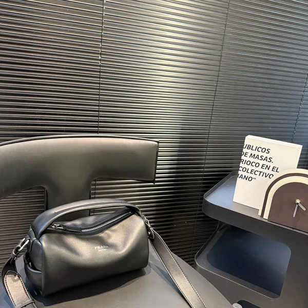 プラダ ブラック レザー ショルダーバッグ